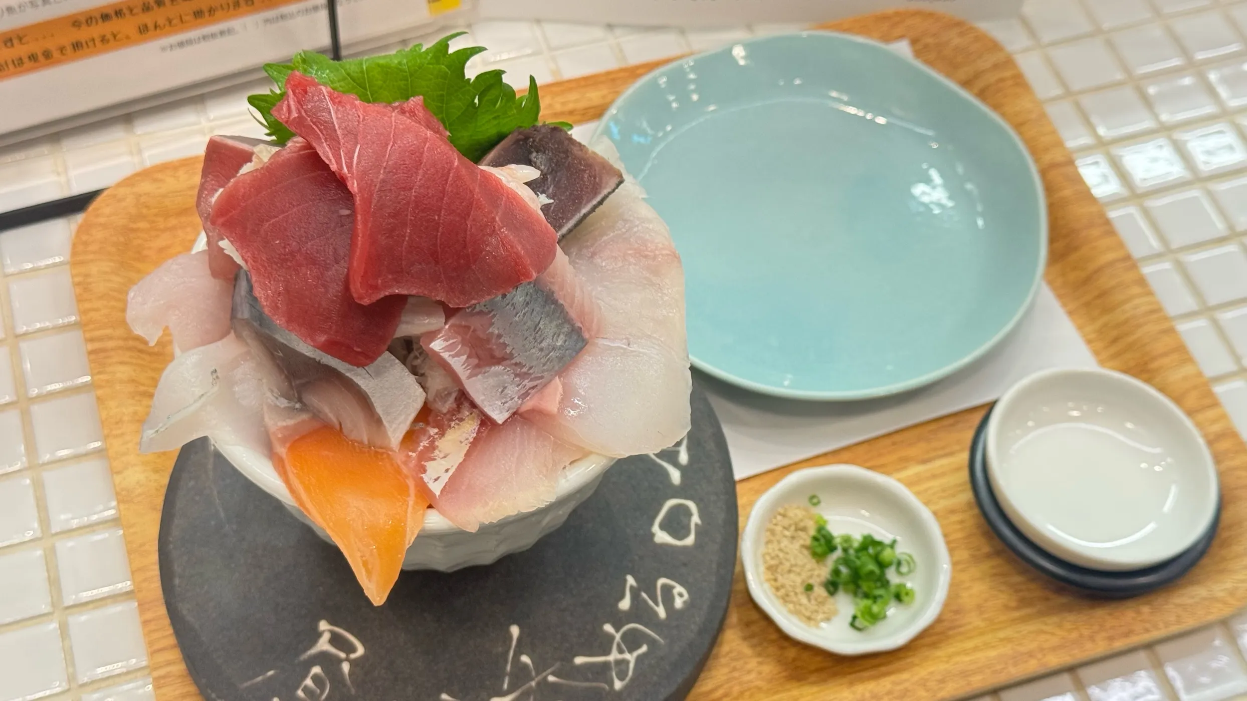 シハチ鮮魚店の海鮮丼